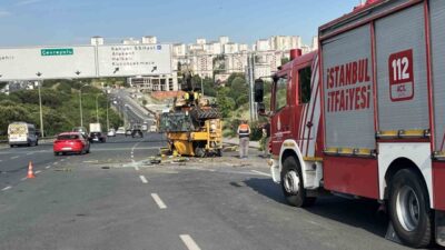 İstanbul Küçükçekmece ilçesinde, bir iş makinesini taşıyan çekici, kontrolden çıkarak