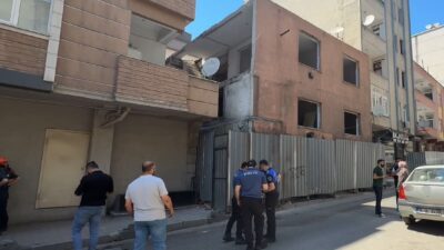Küçükçekmece’de kentsel dönüşüm amaçlı boşaltılan bir binanın yıkımı esnasında bir