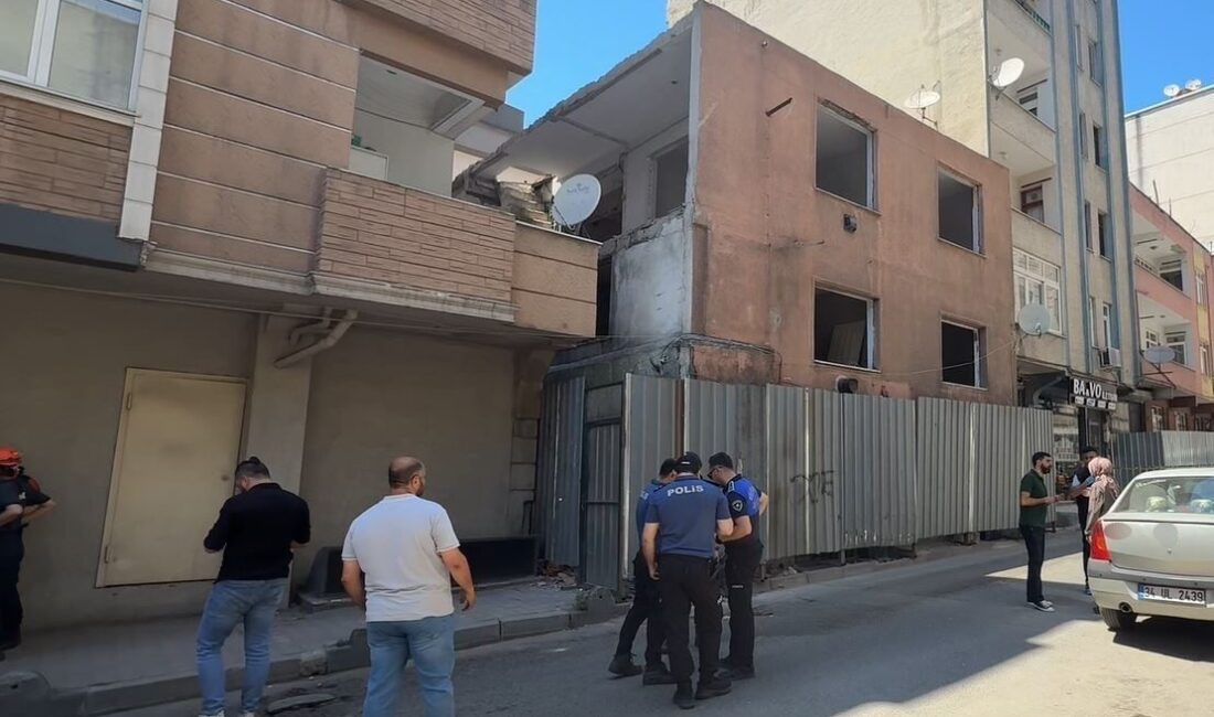 Küçükçekmece’de kentsel dönüşüm projesi kapsamında tahliye edilen bir binanın yıkımı