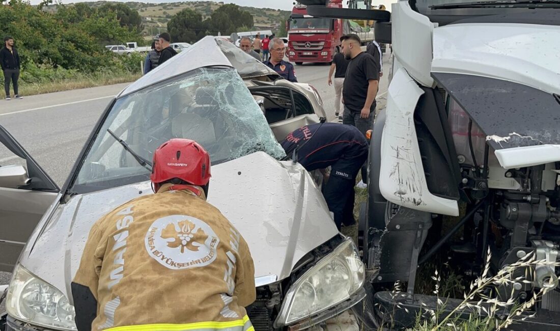 Kula ilçesinde meydana gelen trafik kazasında, otomobil ile tırın çarpışması