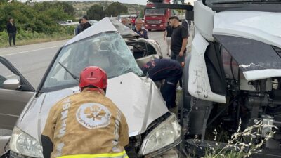 Kula ilçesinde meydana gelen trafik kazasında, otomobil ile tırın çarpışması