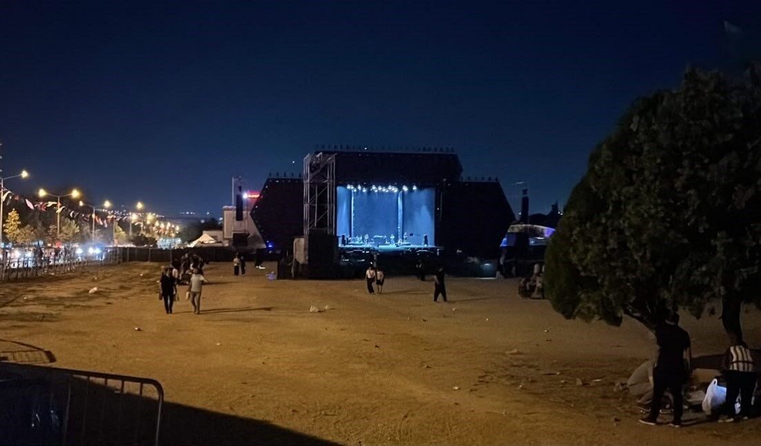 Bursa’da gerçekleştirilen Kültür Yolu Festivali’nde ünlü rapçi Ceza sahneye çıktı.