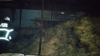 Kumlu ilçesinde çıkan samanlık yangını hızlı bir şekilde kontrol altına
