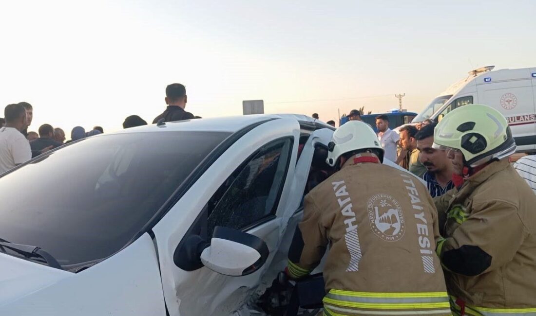 Hatay’ın Kumlu ilçesinde meydana gelen trafik kazasında 2 otomobilin çarpışması