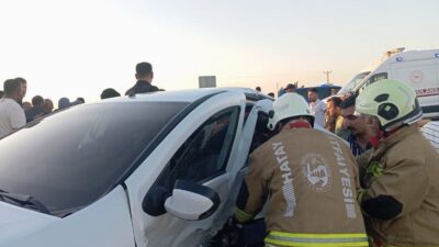Hatay’ın Kumlu ilçesinde meydana gelen trafik kazasında 2 otomobilin çarpışması