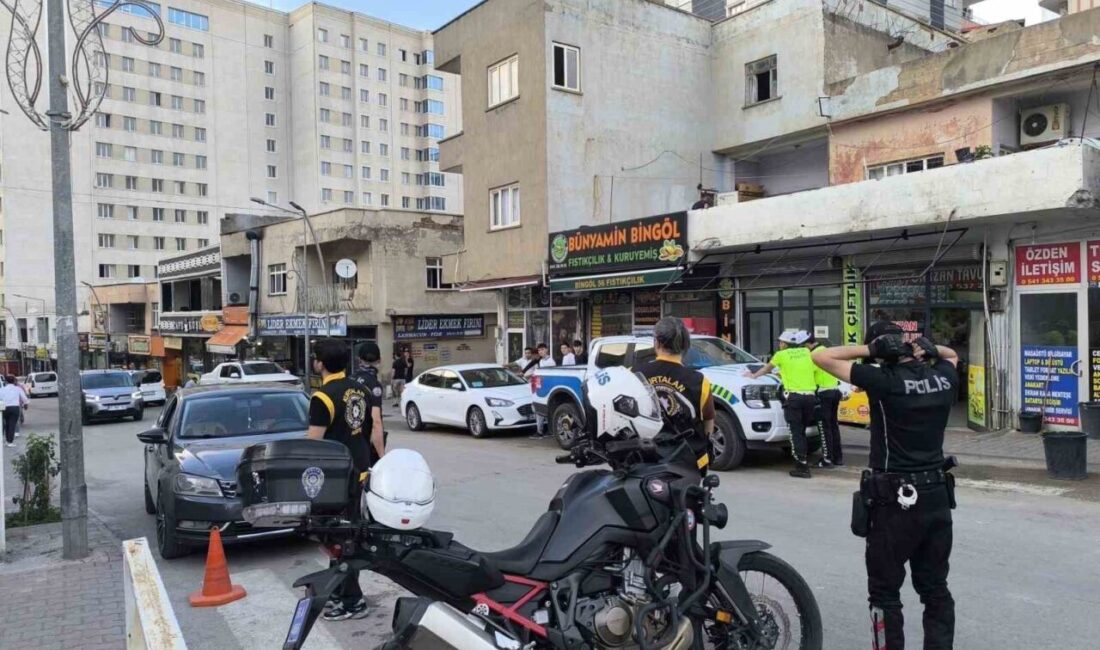 Siirt’in Kurtalan ilçesinde, trafik güvenliğini sağlamaya yönelik denetim faaliyetleri artırıldı.