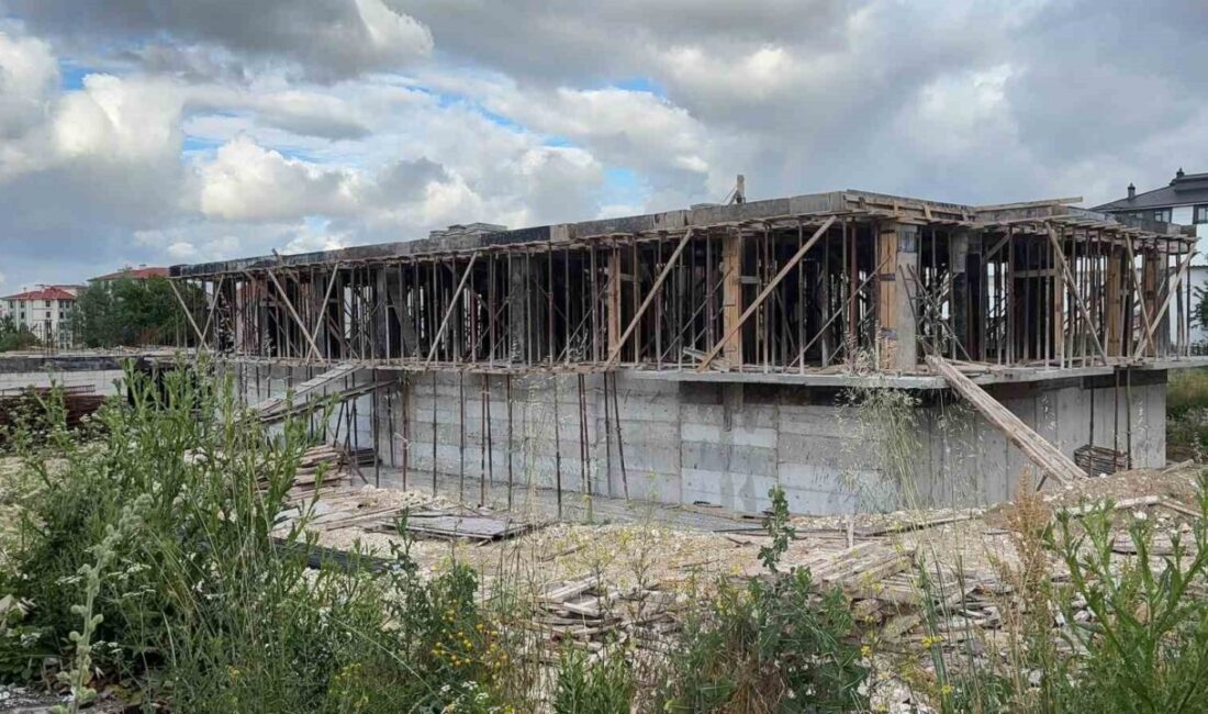 Kütahya’da devam eden bir bina inşaatında meydana gelen iskele çökmesi