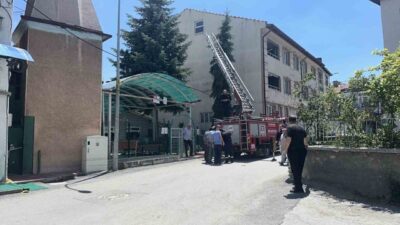 Kütahya’nın Bahçelievler Mahallesi’ndeki Nuruosmaniye Camii bahçesinde, bir serçe, ayağına dolanan