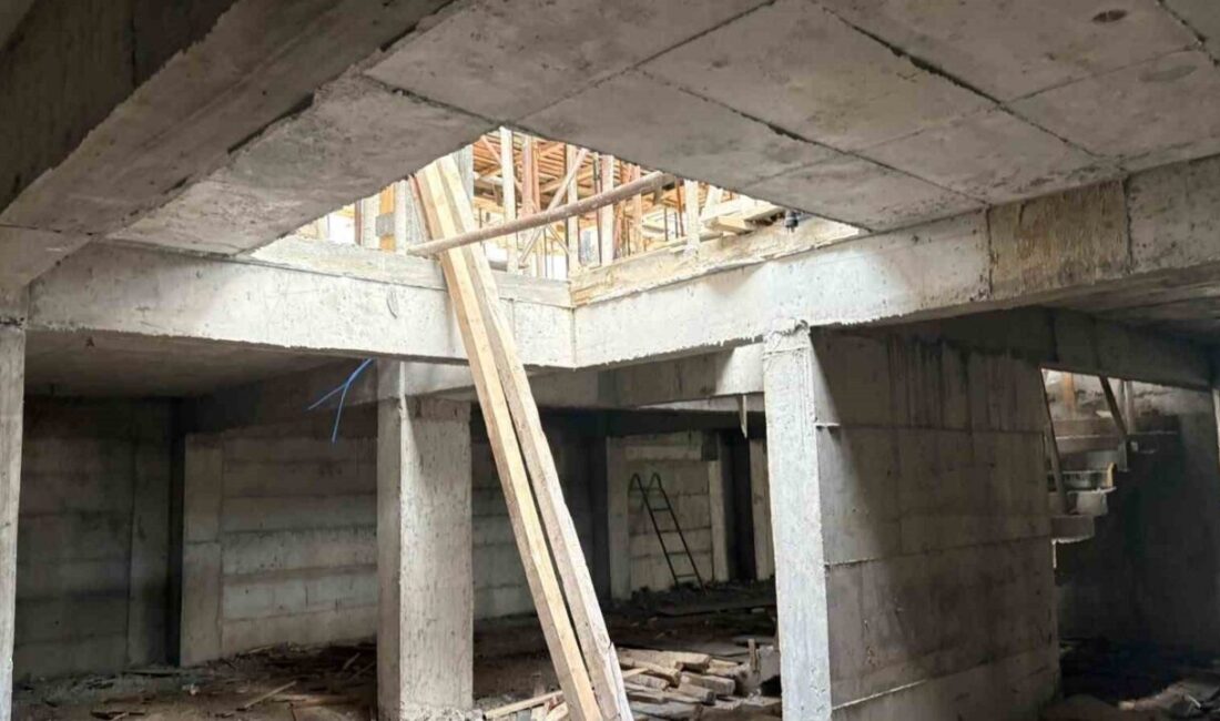 Kütahya’da devam eden bir inşaat projesinde yaşanan olayda iskelenin çökmesi