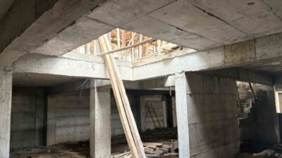 Kütahya’da devam eden bir inşaat projesinde yaşanan olayda iskelenin çökmesi