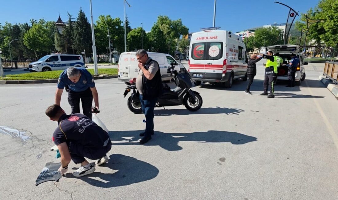Kütahya’da bir motosiklet ile elektrikli bisikletin çarpışması sonucu meydana gelen
