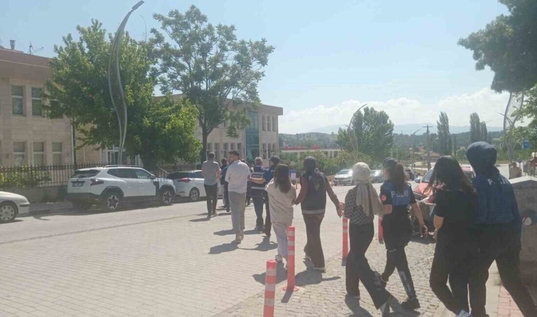 Kütahya’nın Gediz ilçesinde polis tarafından düzenlenen operasyonda 28 uyuşturucu kullanıcısı