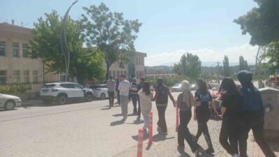Kütahya’nın Gediz ilçesinde polis tarafından düzenlenen operasyonda 28 uyuşturucu kullanıcısı