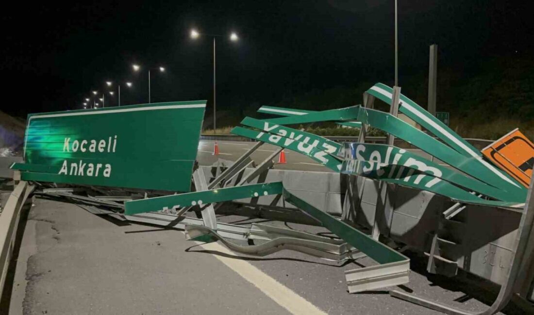 Kuzey Marmara Otoyolu’nda bir hafriyat kamyonunun açılan damperi bir tabelaya