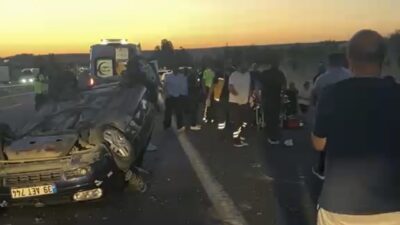 Lüleburgaz ilçesinde meydana gelen trafik kazasında, otomobilin lastiği patlayarak bariyerlere