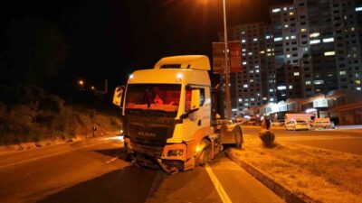 Kastamonu’da meydana gelen trafik kazasında, lastiği patlayan bir maden yüklü