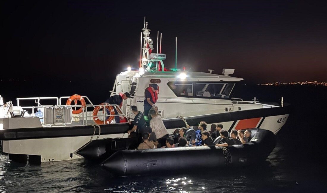 Kuşadası, Aydın ilçesinde Sahil Güvenlik ekipleri tarafından lastik bot içerisinde