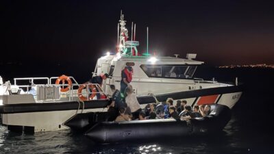 Kuşadası, Aydın ilçesinde Sahil Güvenlik ekipleri tarafından lastik bot içerisinde