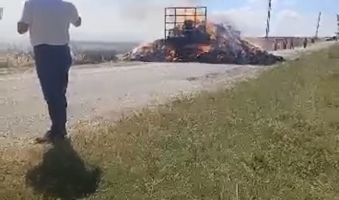 Evrensekiz beldesinde seyir halindeki saman balyası yüklü bir römörkte çıkan