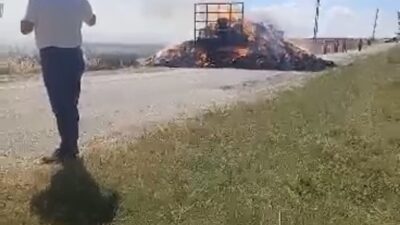 Evrensekiz beldesinde seyir halindeki saman balyası yüklü bir römörkte çıkan