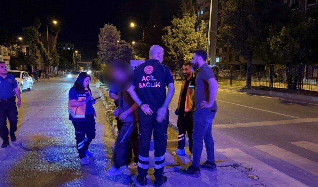 Adıyaman ilinde zorlukla ayakta duran ve karayoluna çıkan bir kişi,