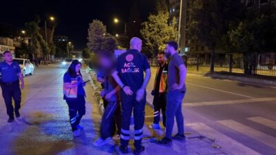 Adıyaman ilinde zorlukla ayakta duran ve karayoluna çıkan bir kişi,