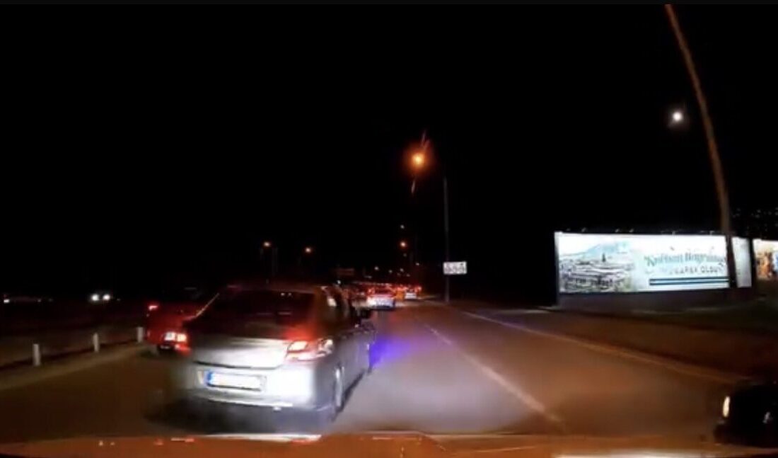 Bursa’da bir sürücü, Mudanya Bulvarı’nda makas atarak ilerlerken bir aracın