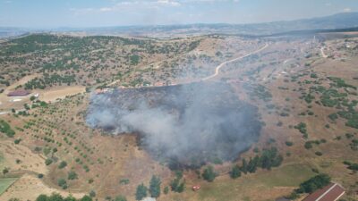 Manisa’nın Kula ilçesinde, makilik alanda çıkan bir yangın hızla büyüdü