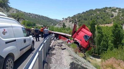 Malatya’da, sürücüsü direksiyon hakimiyetini kaybettiği için çekicinini bariyerlere çarparak askıda