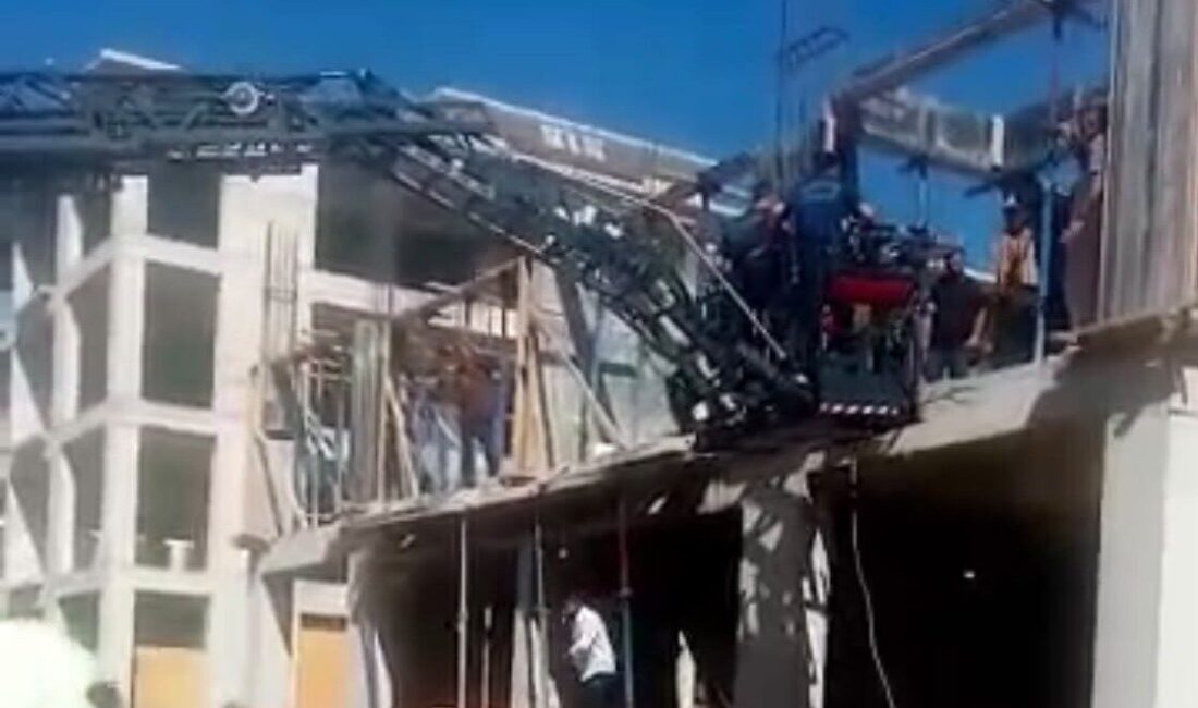 Malatya’da bir inşaatta çalışırken düşen bir işçi, itfaiye ekiplerinin yardımıyla