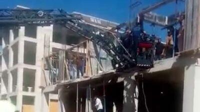Malatya’da bir inşaatta çalışırken düşen bir işçi, itfaiye ekiplerinin yardımıyla