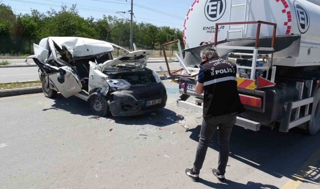 Malatya’da, bir su tankerine arkadan çarpan hafif ticari aracın sürücüsü