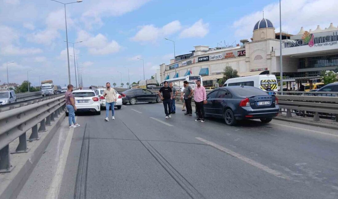 Manavgat ilçesindeki köprülü kavşak girişinde meydana gelen kaza, 4 aracın