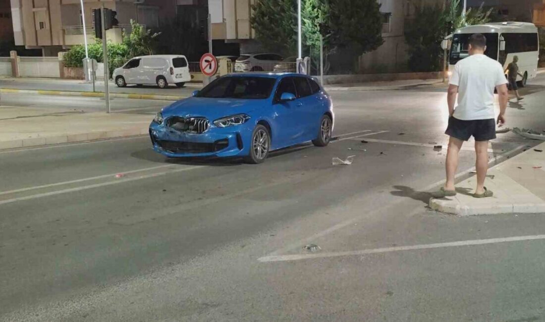 Manavgat ilçesinde meydana gelen trafik kazasında iki aracın çarpışması sonucu