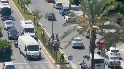 Manavgat ilçesinde meydana gelen trafik kazasında, park etmek üzere yolun