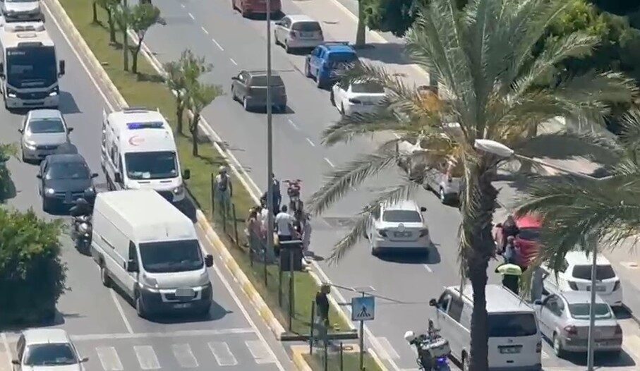 Manavgat ilçesinde meydana gelen trafik kazasında, park etmek üzere yolun