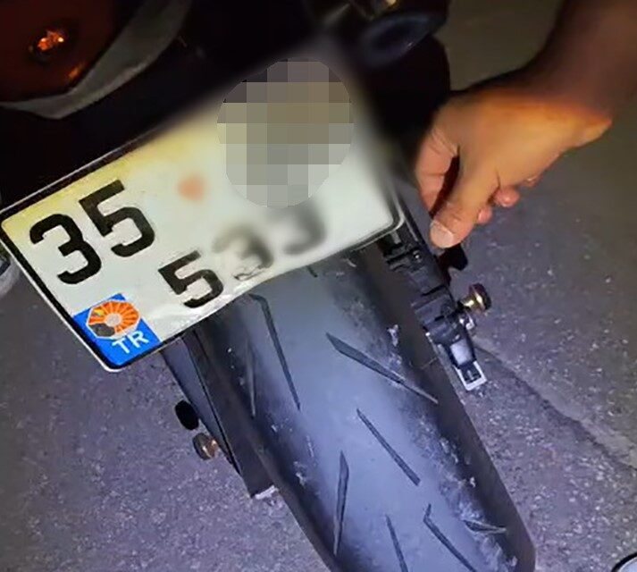 Salihli ilçesinde polis ekipleri tarafından yapılan denetimlerde durdurulan bir motosikletin