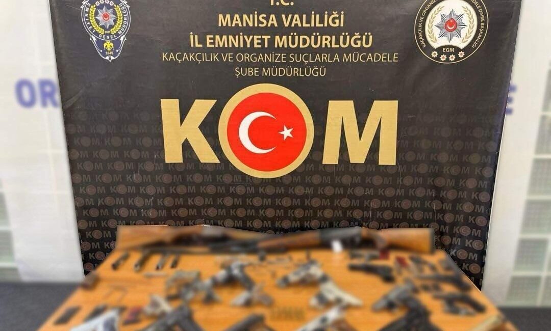 Manisa’da silah ticaretine yönelik düzenlenen eş zamanlı operasyonda 10 adet