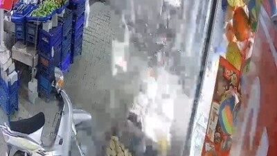 Salihli ilçesinde bir marketin önünde bulunan ev yapımı sirke şişesi,