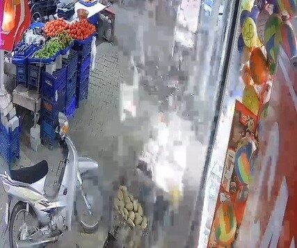 Salihli ilçesinde bir marketin önünde bulunan ev yapımı sirke şişesi,