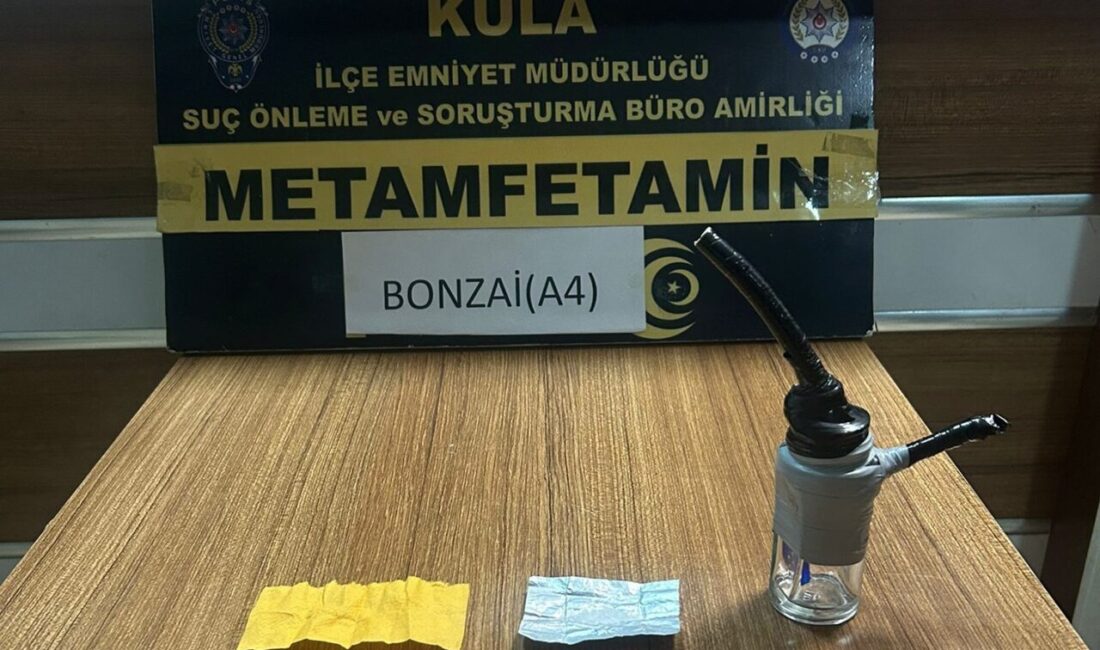 Kula ilçesinde İlçe Emniyet Müdürlüğü ekipleri tarafından gerçekleştirilen operasyonlarda uyuşturucu