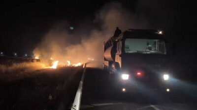 Mardin’in Nusaybin ilçesinde çıkan anız ve kuru ot yangınları, ekiplerin