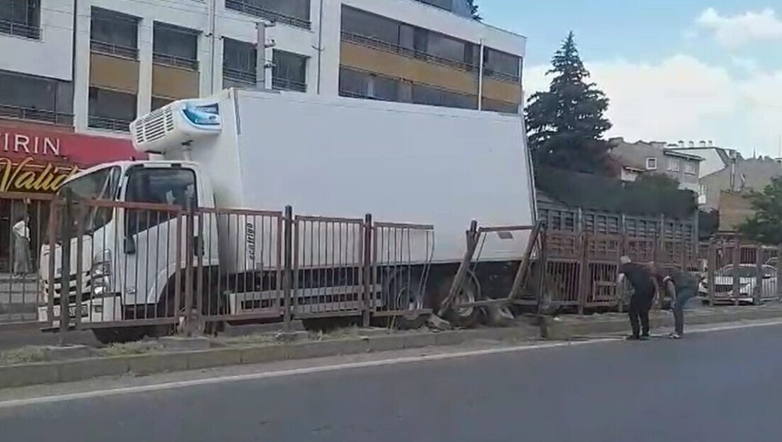 Eskişehir’de bir markete giren sürücü, el frenini çekmeyi unutunca kamyon