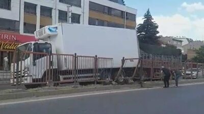 Eskişehir’de bir markete giren sürücü, el frenini çekmeyi unutunca kamyon