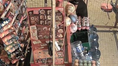 Kuşadası ilçesinde bulunan bir market, gece saatlerinde iki çocuk yaştaki