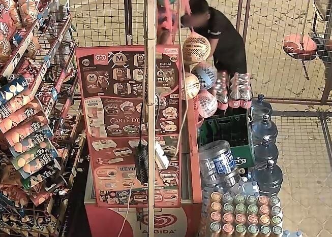 Kuşadası ilçesinde bulunan bir market, gece saatlerinde iki çocuk yaştaki