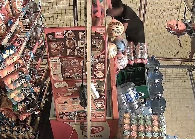 Kuşadası’nda yer alan bir market, gece saatlerinde çocuk yaştaki iki
