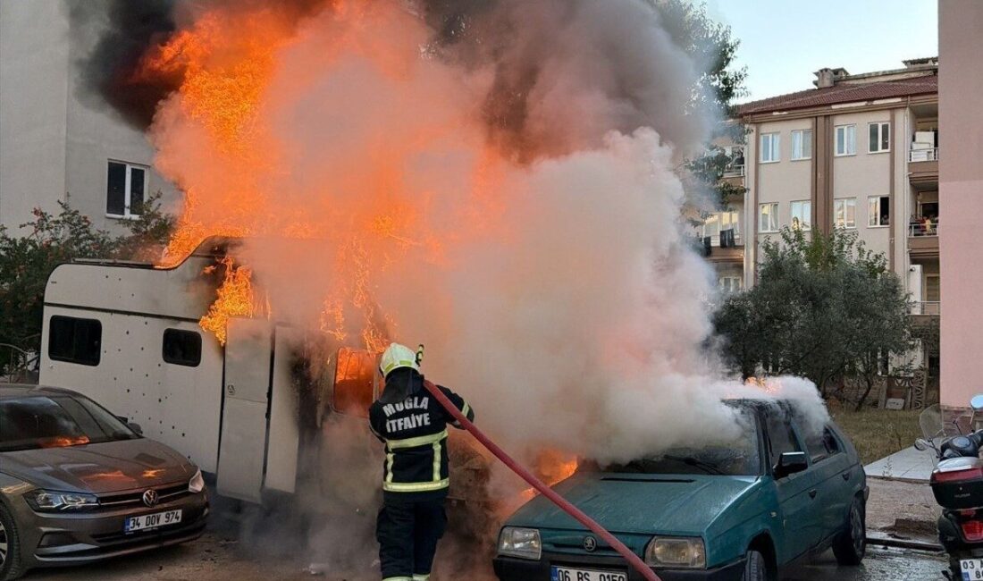 Muğla’nın Menteşe ilçesinde Kötekli Mahallesi’nde meydana gelen yangında, park halindeki