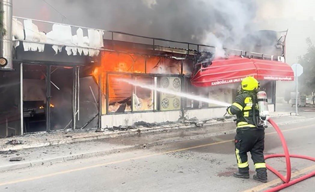 Mersin’deki bir ekmek fırınında meydana gelen yangın, endişe dolu anlara