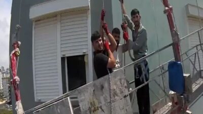 Mersin’de bir binanın dış cephesinin boyanması esnasında iskele sisteminde meydana